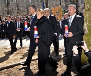 Plitvice, 31.3.2019 - Komemoracija na 28. obljetnicu akcije "Plitvice", tijekom koje je 31. oujka 1991. poginuo hrvatski redarstvenik Josip Joviæ, odrana je u nedjelju u Nacionalnom parku Plitvièka jezera, a u ime Republike Hrvatske ispred spomenika prvoj rtvi Domovinskog rata zajednièki su vijenac poloila izaslanstva dravnog vrha. Na slici premijer Andrej Plenkoviæ, predsjednica RH Kolinda Grabar Kitaroviæ, ministar Davor Boinoviæ i saborski zastupnik Anðelko Strièak, izaslanik predsjednika Hrvatskog sabora.
foto HINA/ Mladen VOLARIÆ/ ua