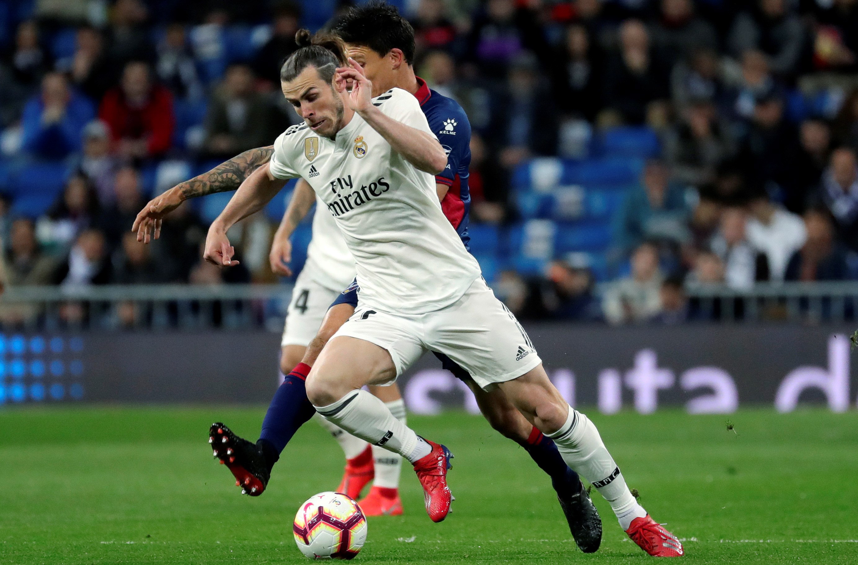 epa07477293 Real Madrid's winger Gareth Bale controls the ball during the Spanish LaLiga match between Real Madrid and SD Huesca at Santiago Bernabeu stadium in Madrid, Spain, 31 March 2019.  EPA/JuanJo Martin