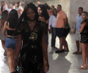 Naomi Campbell u drustvu prijatelja plovi Jadranom. Nakon uzivanja na jahti, Naomi s francuskom glumicom  Farida Khelda i Vincetom Darreom prosetala je straim gradom Dubrovnikom te su otisli na ugodnu veceru
Photo: Marko Lukunic/PIXSELL