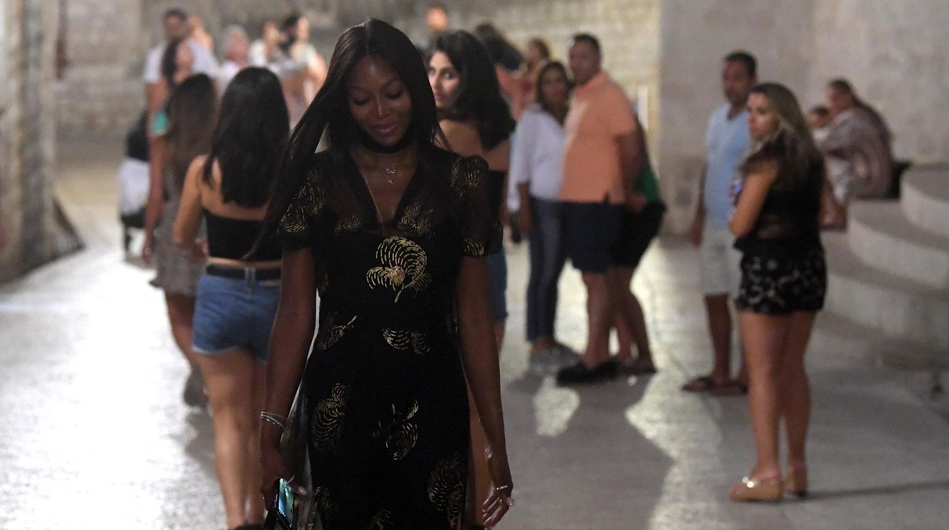 Naomi Campbell u drustvu prijatelja plovi Jadranom. Nakon uzivanja na jahti, Naomi s francuskom glumicom  Farida Khelda i Vincetom Darreom prosetala je straim gradom Dubrovnikom te su otisli na ugodnu veceru
Photo: Marko Lukunic/PIXSELL