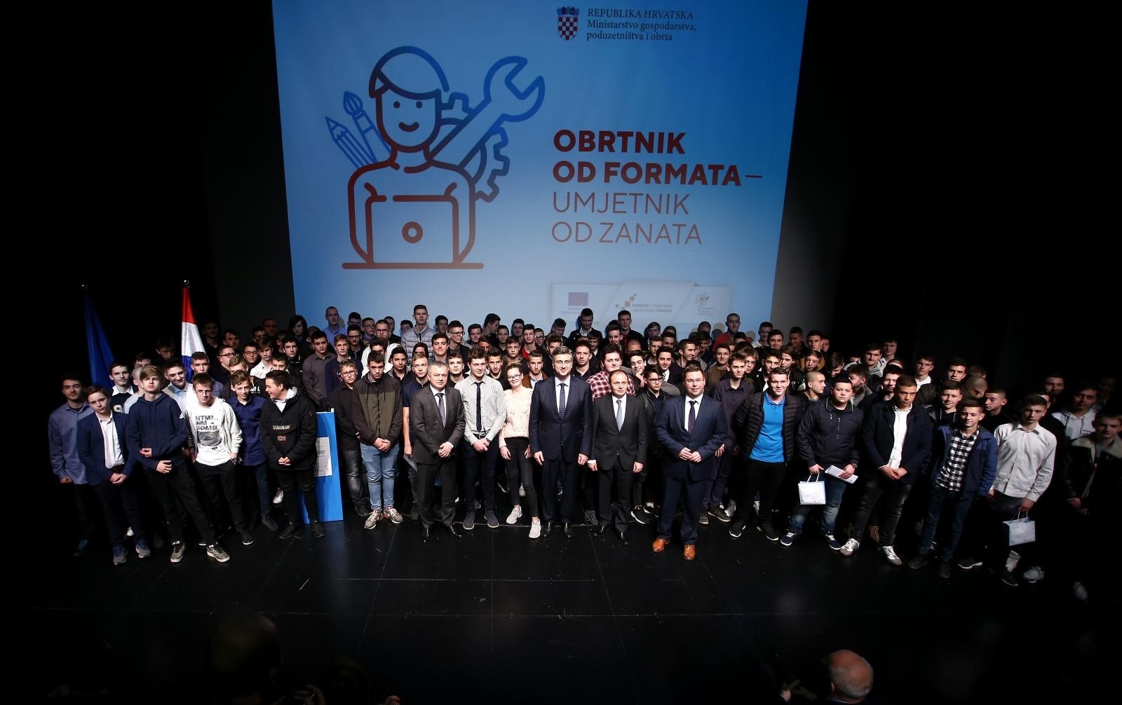 Zagreb: Dodijeljene stipendije učenicima koji se obrazuju u obrtničkim zanimanjima 05.03.2019., Muzej suvremene umjetnosti, Zagreb - Ministarstvo gospodarstva, poduzetnistva i obrta organizator je manifestacije "Obrtnik od formata - Umjetnik od zanata", u sklopu koje su dodijeljene stipendije ucenicima srednjih skola koji se obrazuju u obrtnickim zanimanjima. Darko Horvat, Andrej Plenkovic, Marko Pavic . 
Photo: Igor Soban/PIXSELL