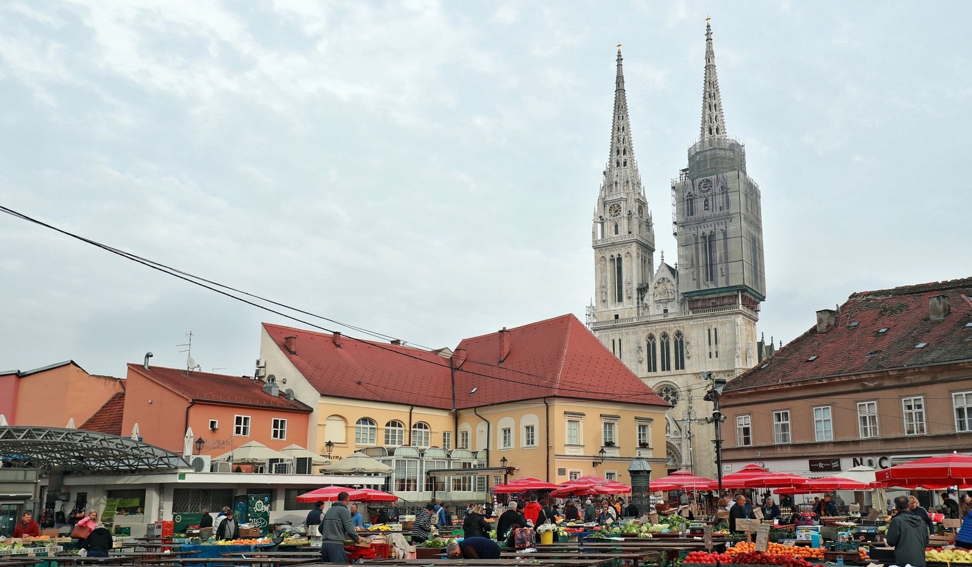 Zagreb: Penjači saniraju toranj na katedrali

 05.11.2018., Zagreb - Opasan ali ujedno i uzbudljiv posao imaju radnici koji su ukljuceni u obnovu katedrale. Nekolicina radnika osigurana sigurnosnim uzetom bavi se obnovom dijelova katedrale na velikim visinama skoro pri vrhu samog tornja. Photo: Sanjin Strukic/PIXSELL