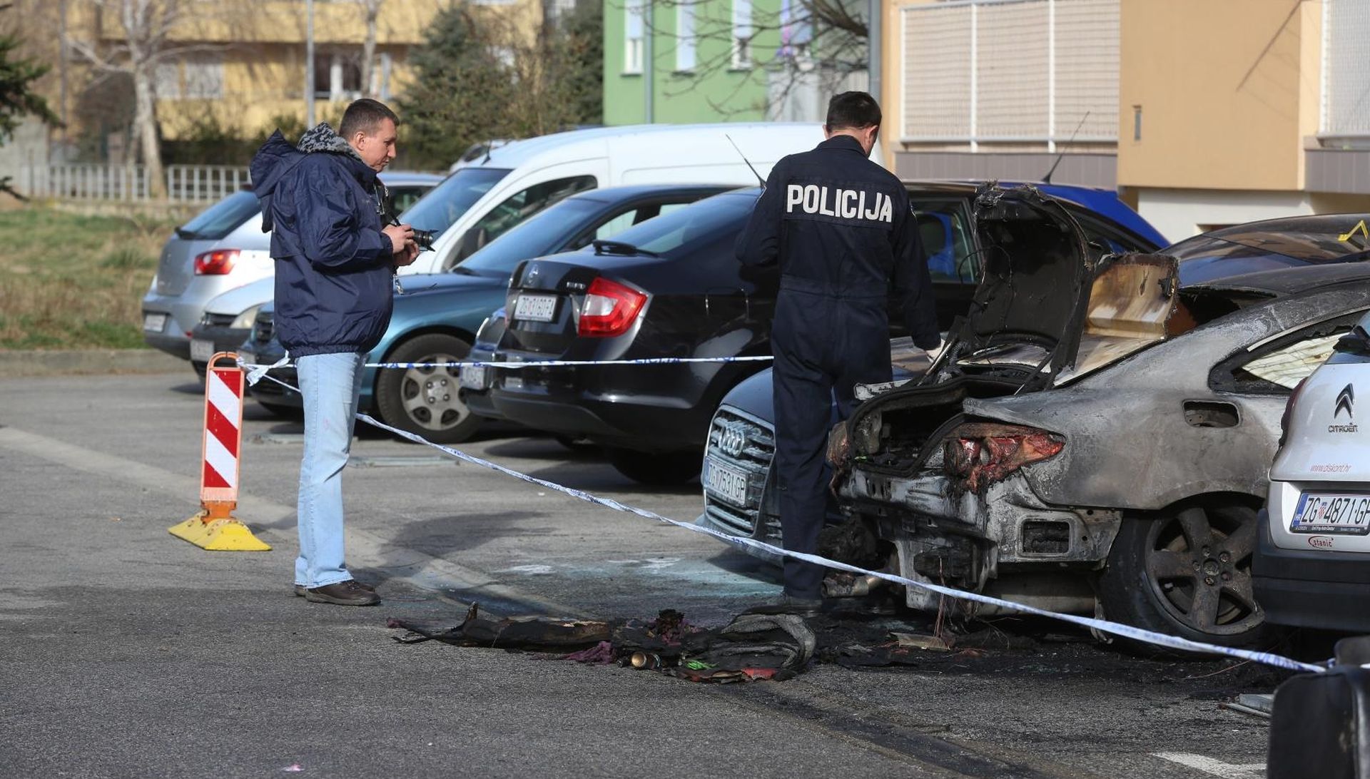 07.03.2019., Zagreb - Nocas gorjeli automobili u ulici Svetog Roka na Jakusevcu. 
Za sada iz neutvrdjenog razloga pozar je prvo izbio na osobnom automobilu marke Peugeot, a potom se prosirio na jos dva osobna vozila marke Audi i Citroen. 
Photo: Matija Habljak/PIXSELL