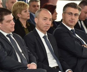 07.03.2019., Zadar - Ministar mora, prometa i infrastrukture Oleg Butkovic i ministar obrane Damir Krsticevic potpisali su sa Zracnom lukom Zadar tripartitni sporazum o izgradnji i rekonstrukciji operativnih povrsina te zracne luke vrijedan ukupno oko 500 milijuna kuna. 
Photo: Hrvoje Jelavic/PIXSELL