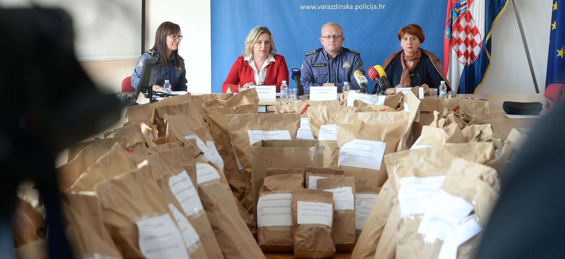 Varazdin: Varazdinska policija zaplijenila 500 kg droge  07.03.2019., Varazdin- Varazdinska policija zaplijenila 500 kg droge, od cega je 488 kilograma marihuane i  2,5 kilograma amfetamina , to je i ujedno rekordna zapljena na podrucju varazdinske zupanije i sire.
Sandra Pazur Hlad, Predrag Bencic i Biserka Smer Bajt.
Photo: Vjeran Zganec Rogulja/PIXSELL
