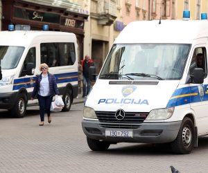 Zagreb: Navijač Dinama i Benfice uz budnu pratnju policije uživaju u centru grada 07.03.2019., Zagreb - Navijaci Dinama i Benfice uz budnu pratnju policije uzivaju u centru grada uoci vecerasnje prve utakmice osmine finala UEFA Europske lige. 
Photo: Goran Stanzl/PIXSELL