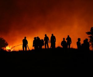 07.09.2017., Gornja Podstrana - Vatra potpomognuta jakim jugom nesto poslije 22 sata stigla je do zapadnog dijela Podstrane i Bajnica, te opasno ugrozila stambene i poslovne objekte koje brane brojni vatrogasci pred kojima je teska i besana noc. 
Photo: Ivo Cagalj/PIXSELL