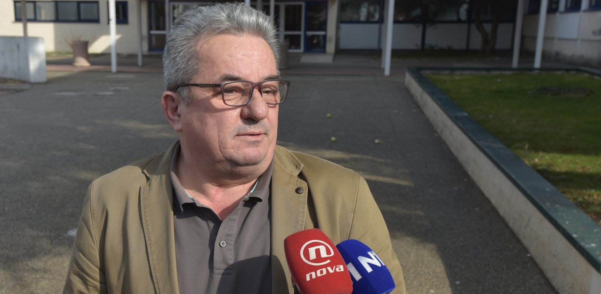 Zadar: Ravnatelj škole u kojoj je učenik žigosao učenicu dao izjavu medijima 08.02.2019., Zadar - Ravnatelj zadarske Ekonomsko birotehnicke i trgovacke skole Jozo Dragic dao je izjavu medijima nakon sto je ucenik zigosao ucenicu. Photo: Dino Stanin/PIXSELL