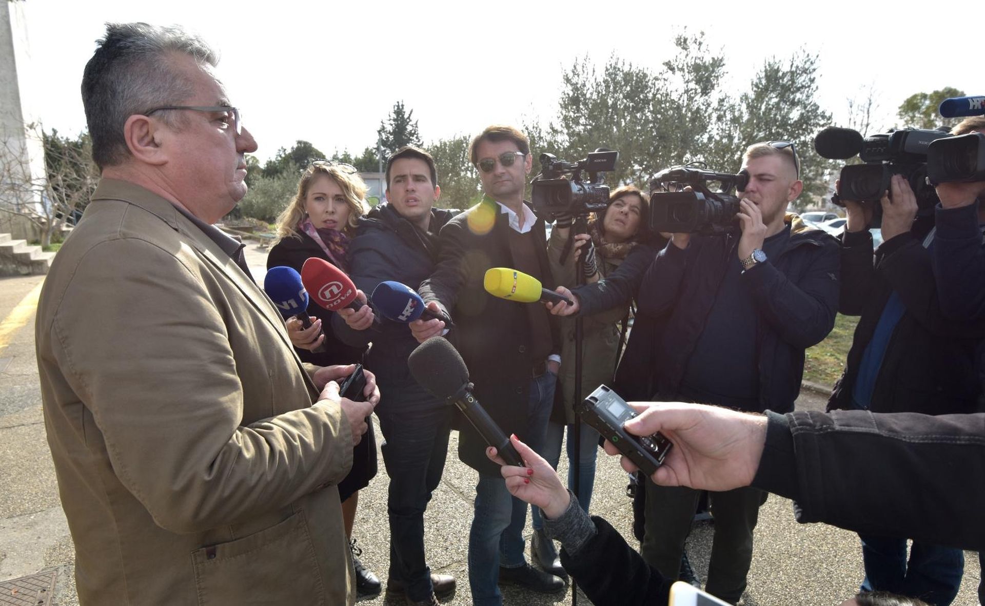 Zadar: Ravnatelj škole u kojoj je učenik žigosao učenicu dao izjavu medijima 08.02.2019., Zadar - Ravnatelj zadarske Ekonomsko birotehnicke i trgovacke skole Jozo Dragic dao je izjavu medijima nakon sto je ucenik zigosao ucenicu. Photo: Dino Stanin/PIXSELL