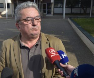 Zadar: Ravnatelj škole u kojoj je učenik žigosao učenicu dao izjavu medijima 08.02.2019., Zadar - Ravnatelj zadarske Ekonomsko birotehnicke i trgovacke skole Jozo Dragic dao je izjavu medijima nakon sto je ucenik zigosao ucenicu. Photo: Dino Stanin/PIXSELL