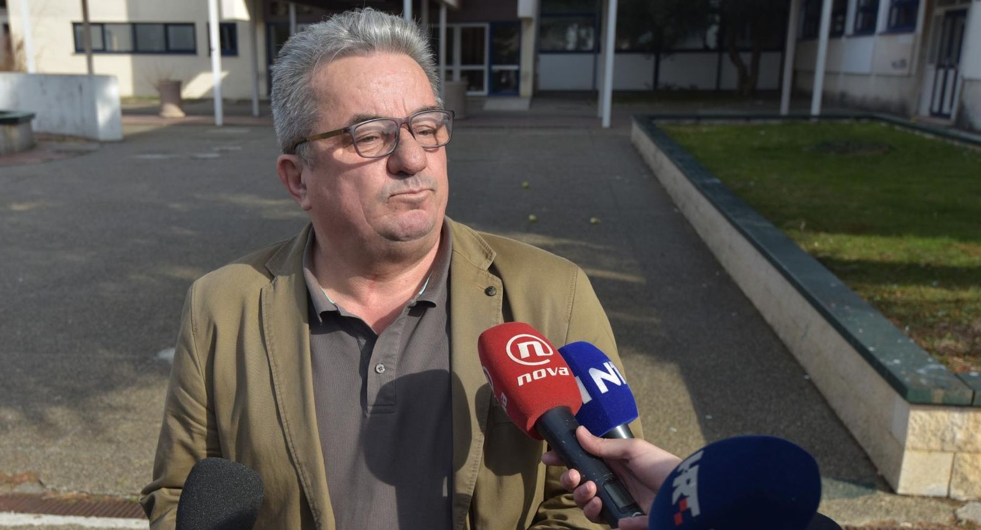 Zadar: Ravnatelj škole u kojoj je učenik žigosao učenicu dao izjavu medijima 08.02.2019., Zadar - Ravnatelj zadarske Ekonomsko birotehnicke i trgovacke skole Jozo Dragic dao je izjavu medijima nakon sto je ucenik zigosao ucenicu. Photo: Dino Stanin/PIXSELL