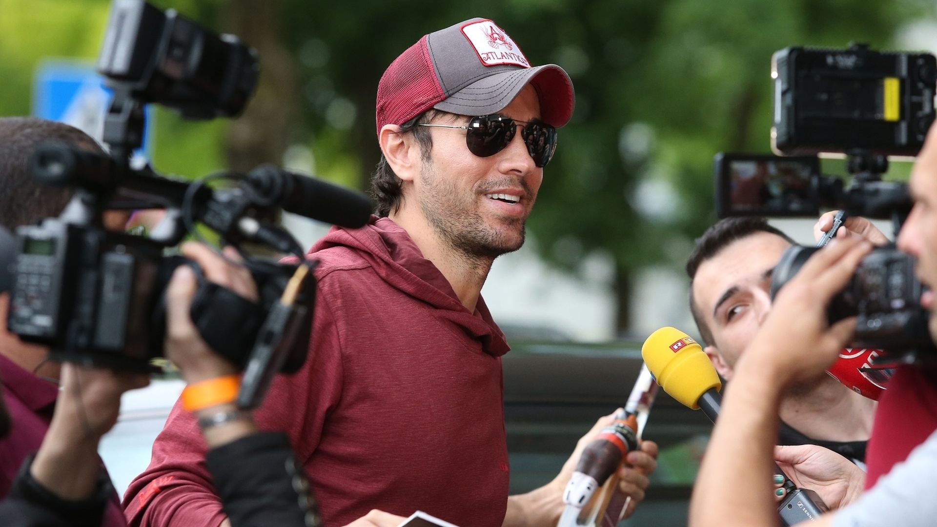 08.05.2016., Zagreb - Enrique Iglesias privatnim avionom sletio u Zracnu luku Zagreb gdje su ga docekali fanovi iz Hrvatske i obozavatelji iz Bugarske. Photo: Robert Anic/PIXSELL
