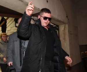 Bjelovar: Sud pustio na slobodu Ivana Đakića i odredio mu mjere opreza 09.01.2019., Bjelovar - Na Zupanijskom odvjetnistu u Bjelovaru zavrseno je rociste te je Ivan Djakic pusten na slobodu. Odredjena mu je mjera opreza i mora se javljati sudu. Prije samog pustanja mladi Djakic na katu zgrade suda gledao je novinare kojima je mahao te pio kavicu da bi nakraju spustao zastore na prozorima. Photo: Robert Anic/PIXSELL
