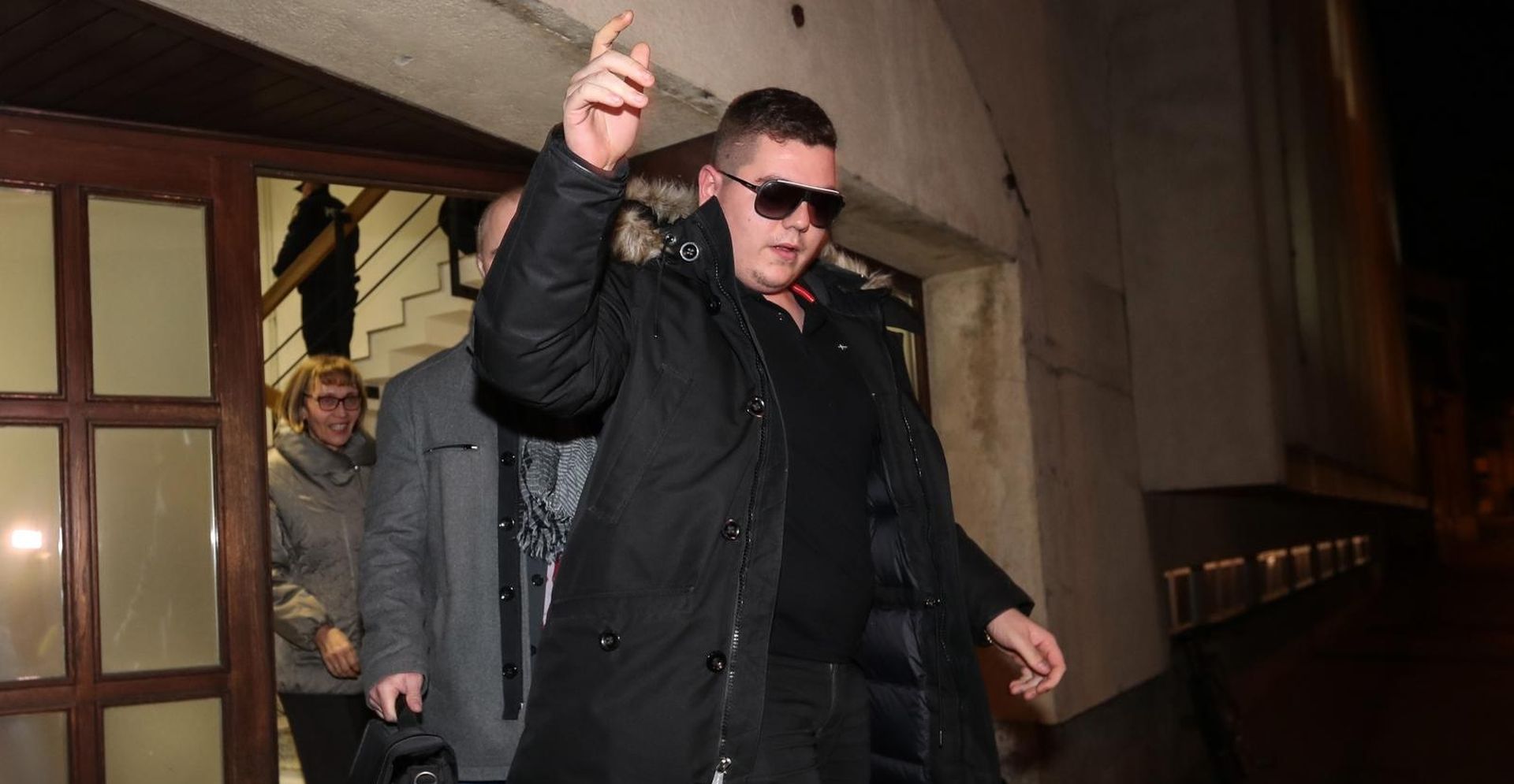 Bjelovar: Sud pustio na slobodu Ivana Đakića i odredio mu mjere opreza 09.01.2019., Bjelovar - Na Zupanijskom odvjetnistu u Bjelovaru zavrseno je rociste te je Ivan Djakic pusten na slobodu. Odredjena mu je mjera opreza i mora se javljati sudu. Prije samog pustanja mladi Djakic na katu zgrade suda gledao je novinare kojima je mahao te pio kavicu da bi nakraju spustao zastore na prozorima. Photo: Robert Anic/PIXSELL