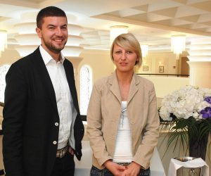 15.05.2009.,Zagreb - Jelacicev trg.Posljednje pripreme za otvorenje novouredjene gradske kavane.Ivan i zaklina Zubak
 Photo: Patrik Macek/Vecernji list