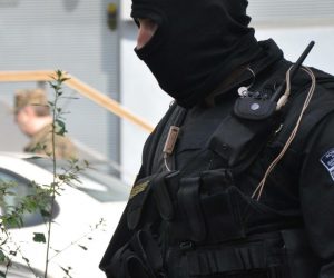 05.11.2009. ,Sarajevo - Ulica Kulovica,u jutarnjim satima uhicen je Nihad Bojadzic,bivsi pripadnik armije BiH i aktivni casnik oruzanih snaga BiH koji je zajedno s generalom Seferom Halilovicem i Nihadom Hodzicem sumnjici za ratne zlocine pocinjene nad hrvatimauzdola.Obzirom da je aktivno vojno lice Bojadzic je svoj stan napustio u vojnom vozilu u pratnji jednog docasnika oruzanih snaga BiH
Photo:Zvonimir Coric/VLM/PIXSELL