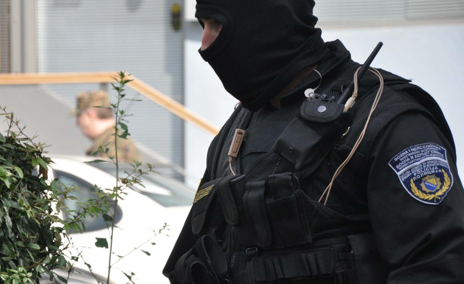 05.11.2009. ,Sarajevo - Ulica Kulovica,u jutarnjim satima uhicen je Nihad Bojadzic,bivsi pripadnik armije BiH i aktivni casnik oruzanih snaga BiH koji je zajedno s generalom Seferom Halilovicem i Nihadom Hodzicem sumnjici za ratne zlocine pocinjene nad hrvatimauzdola.Obzirom da je aktivno vojno lice Bojadzic je svoj stan napustio u vojnom vozilu u pratnji jednog docasnika oruzanih snaga BiH
Photo:Zvonimir Coric/VLM/PIXSELL