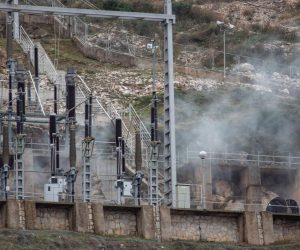 Dubrovnik: Nekoliko osoba prevezeneo u bolnicu zbog požara u HR Plat 10.01.2019., Hidroelktrana Plat, Plat, Zupa dubrovacka - Eksplozija i pozar u hidroelktrani Plat. Nacelnik policije Ivan Pavlicevic potvrdio je da je u odvodnom kanalu pronadjeno bezvotno tijelo jednog od trojice nestalih radnika hidroelektrane kojeg su ronioci izvukli na povrsinu. Za drugom dvojicom jos se traga.
Pozar u hidrocentrali Plat je ugasen. Pretpostavlja se da je uzrok pozara tehnicke naravi, a o uzroku ce vjestacenje provesti centar Ivan Vucetic. Sva trojica djelatnika za kojima se traga su s podrucja Dubrovnika. 
Photo: Grgo Jelavic/PIXSELL