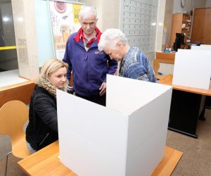 Ličani glasaju na prijevremenim izborima za Županijsku skupštinu 10.03.2019., Gospic - U Licko senjskoj zupaniji odrzavaju se izbori za Zupanijsku skupstinu. Gradjani na biralistima glasaju za kandidate koji su u utrci za Zupanijsku skupstinu. 
Photo: Kristina Stedul Fabac/PIXSELL