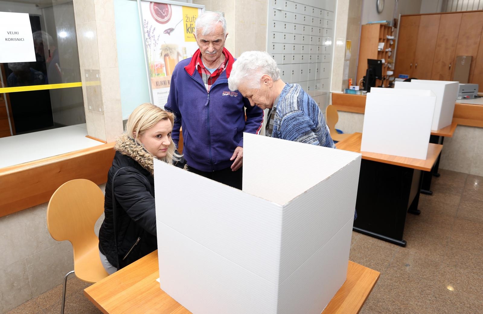 Ličani glasaju na prijevremenim izborima za Županijsku skupštinu 10.03.2019., Gospic - U Licko senjskoj zupaniji odrzavaju se izbori za Zupanijsku skupstinu. Gradjani na biralistima glasaju za kandidate koji su u utrci za Zupanijsku skupstinu. 
Photo: Kristina Stedul Fabac/PIXSELL