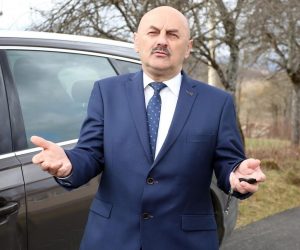 Donje Pazarište: Nositelj liste HSP-a  Karlo Starčević na biračkom mjestu 10.03.3019., Donje Pazariste - Nositelj liste HSP-a  za Zupanijsku skupstinu Licko-senjske zupanije i gradonacelnik Gospica Karlo Starcevic na birackom mjestu u Donjem Pazaristu.
Photo: Kristina Stedul Fabac/PIXSELL