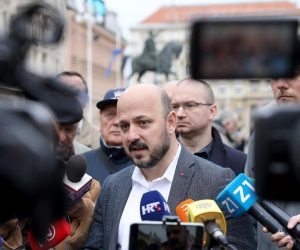 Zagreb: SDP pokrenuo je peticiju "Stop poskupljenju cijena komunalnog otpada" 11.03.2019., Zagreb - SDP Grada Zagreba pokrenuo je peticiju "Stop poskupljenju cijena komunalnog otpada" kojom zeli upozoriti na krajnje nepotreban udar na novcanike gradjana koji je najavljen od gradonacelnika Milana Bandica. Akcija ce biti provedena na osam lokacija u Zagrebu tijekom cijelog tjedna, a o peticiji je na konferenciji za medije govorio predsjednik zagrebackog SDP-a i saborski zastupnik Gordan Maras. 
Photo: Patrik Macek/PIXSELL