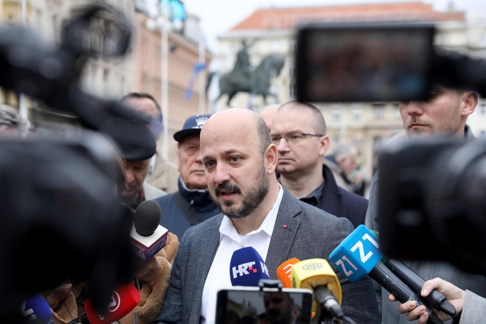 Zagreb: SDP pokrenuo je peticiju "Stop poskupljenju cijena komunalnog otpada" 11.03.2019., Zagreb - SDP Grada Zagreba pokrenuo je peticiju "Stop poskupljenju cijena komunalnog otpada" kojom zeli upozoriti na krajnje nepotreban udar na novcanike gradjana koji je najavljen od gradonacelnika Milana Bandica. Akcija ce biti provedena na osam lokacija u Zagrebu tijekom cijelog tjedna, a o peticiji je na konferenciji za medije govorio predsjednik zagrebackog SDP-a i saborski zastupnik Gordan Maras. 
Photo: Patrik Macek/PIXSELL