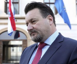 Zagreb: Ministar Kuščević komentirao slučaj ministrice Žalac i izbore u Lici 12.03.2019., Zagreb - Ministar Lovro Kuscevic komentirao je ispred Banskih dvora slucaj ministrice Zalac i izbore u Lici.
Photo: Patrik Macek/PIXSELL