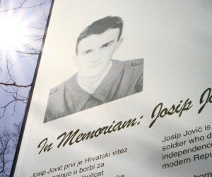 31.03.2012., Plitvicka jezera - Na Plitvicama obiljezena 21. obljetnica pogibije prvog hrvatskog redarstvenika Josipa Jovica. Kod spomenika poginulom Jovicu vijence i svijece polozili su predsjednik RH Ivo Josipovic te brojna izaslanstva visokog drzavnog vrha i udruga.
Photo: Kristina Stedul Fabac/PIXSELL