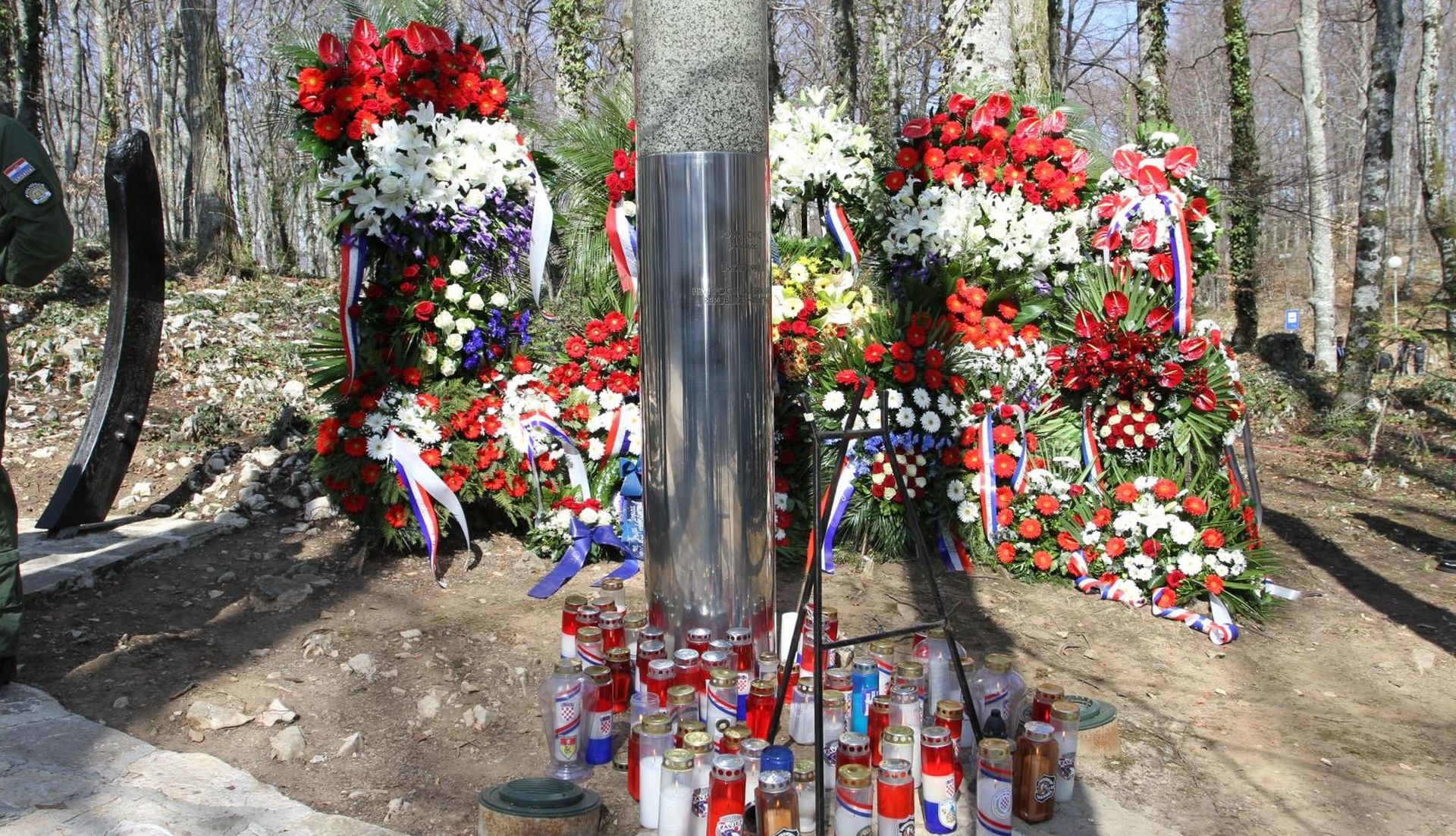 31.03.2012., Plitvicka jezera - Na Plitvicama obiljezena 21. obljetnica pogibije prvog hrvatskog redarstvenika Josipa Jovica. Kod spomenika poginulom Jovicu vijence i svijece polozili su predsjednik RH Ivo Josipovic te brojna izaslanstva visokog drzavnog vrha i udruga. Spomenik Josipu Jovicu.
Photo: Kristina Stedul Fabac/PIXSELL
