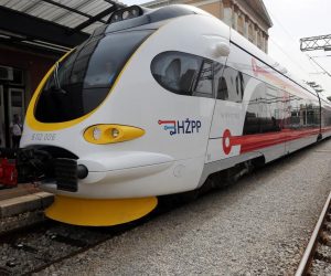 12.06.2018., Rijeka - Odrzana je promotivna voznja vlakom na relaciji Rijeka - Jurdani - Rijeka kojom je promovirano uvodjenje integriranog prijevoza putnika na rijeckom podrucju. 
U vlaku je potpisan Sporazum o dugogodisnjem partnerstvu u razvoju integriranog prijevoza putnika na podrucju Grada Rijeke. 
 
Photo: Goran Kovacic/PIXSELL