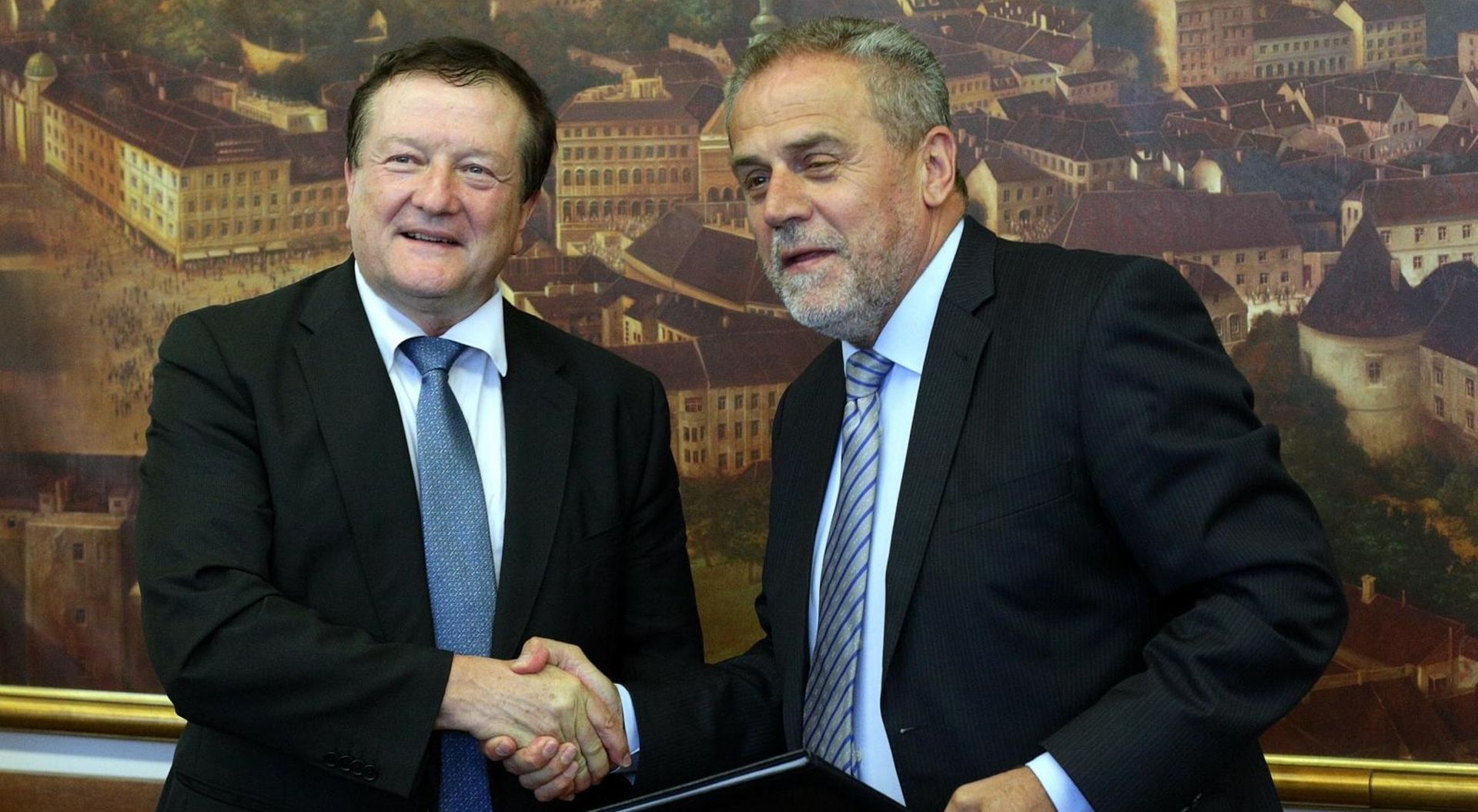 12.07.2016., Zagreb - U Gradskoj upravi potpisan sporazum izmedju Grada Zagreba i Sveucilista u Zagrebu. Potpisnici su u ime Sveucilista rektor Damir Boras a u ime grada Zagreba, gradonacelnik Milan Bandic. 
Photo: Zarko Basic/PIXSELL