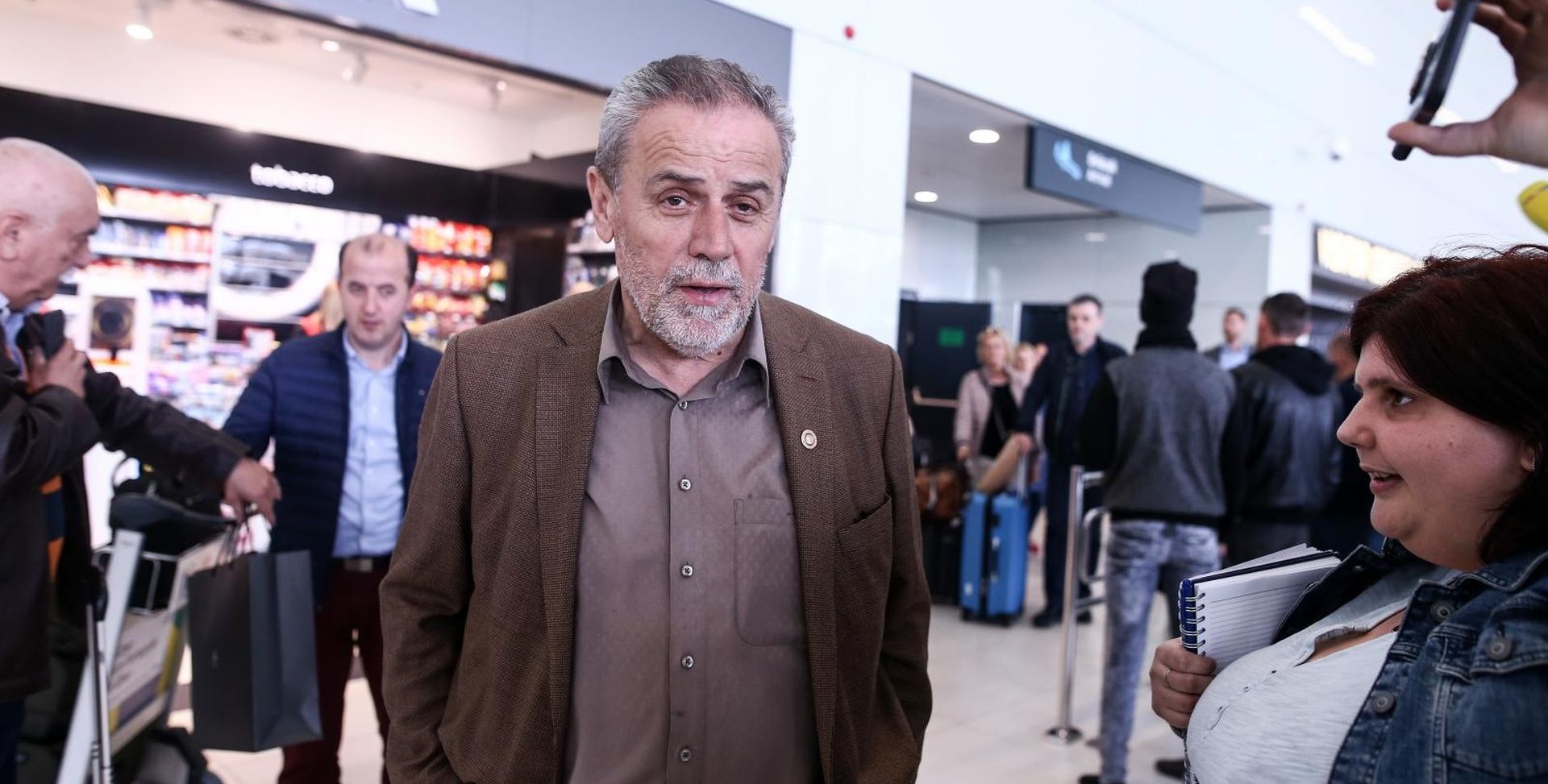 Zagreb: Gradonačelnik Bandić vratio se sa službenog puta u Dubaiju 13.03.2019., Zagreb - Gradonacelnik Milan Bandic sa izaslanstvom koje je bilo u Dubaiu na pregovorima sa emiratskim poduzetnikom Mohamedom Alabbarom sletio je u Medjunarodnu zracnu Luku dr Franjo Tudjman. Photo: Igor Soban/PIXSELL