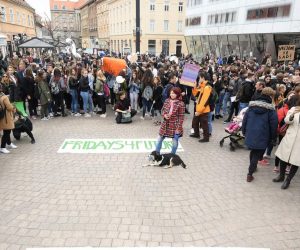 15.03.2019., Europski trg, Zagreb - Prosvjedno okupljanje ucenika srednjih skola pod motom "Klimatske promjene traze nase promjene". 
Photo: Marko Lukunic/PIXSELL
