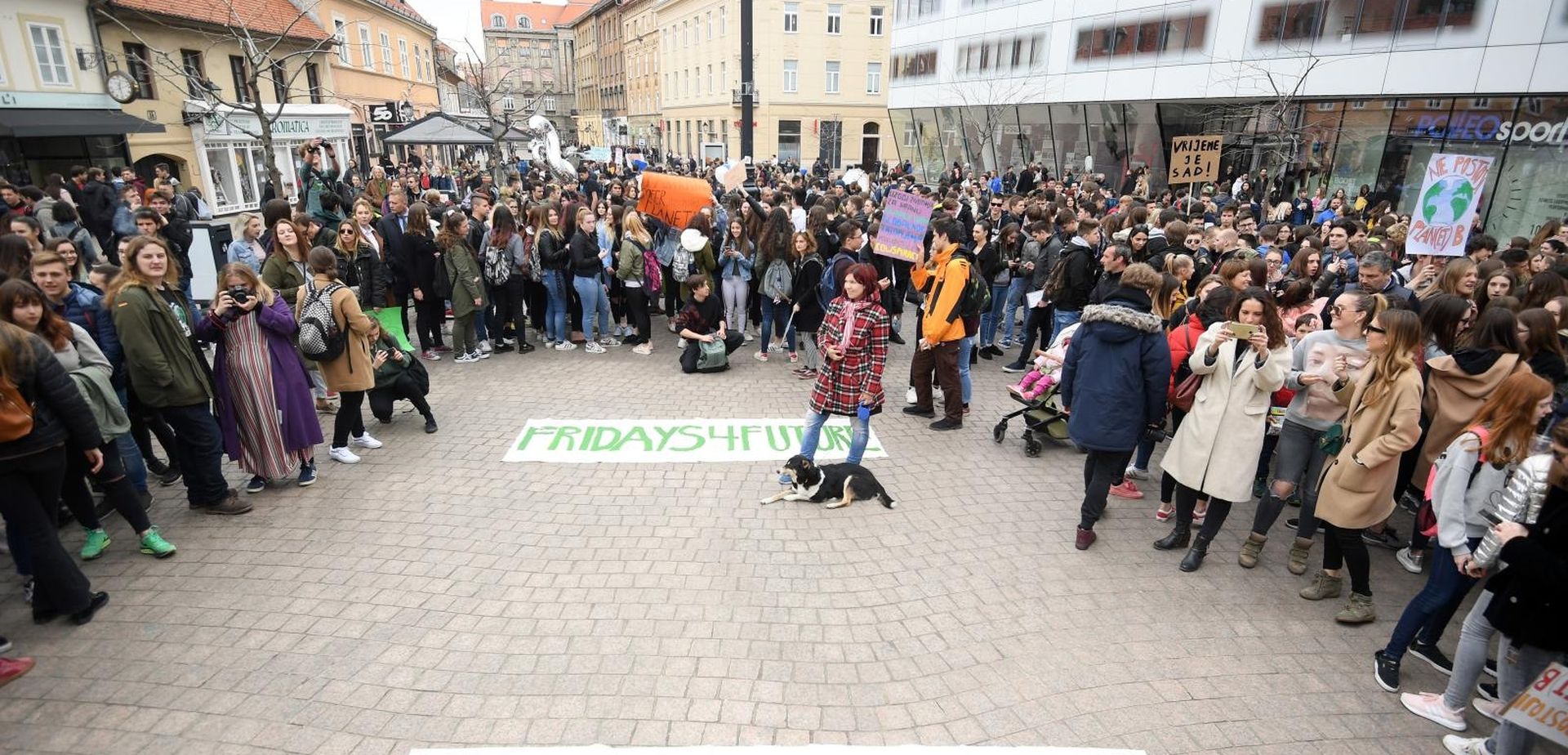 15.03.2019., Europski trg, Zagreb - Prosvjedno okupljanje ucenika srednjih skola pod motom "Klimatske promjene traze nase promjene". 
Photo: Marko Lukunic/PIXSELL