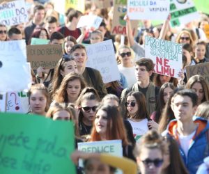 Split: Prosvjedna povorka za klimu učenika srednjih škola  15.03.2019., Split- Ucenici splitskih skola prikljucili su se danas svojim mimohodom od HNK preko Banovine do Djardina globalnom projektu "School Strike 4 Clime".
Photo: Ivo Cagalj/PIXSELL