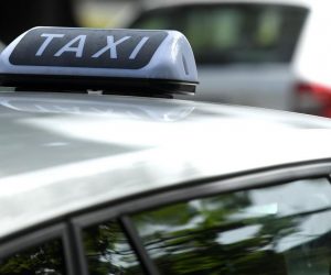 15.06.2018., Zagreb - Prema novom zakonu koji je stupio na snagu  28.05.2018.g. Uberova vozila moraju biti oznacena taxi oznakama - oznakom na krovu i bocnim oznakama s natpisom Taxi. Natpis na krovu je ispisan bijelim slovima na crnoj podlozi, a novost je da partner vozaci Ubera mogu koristiti brze trake jer su sada u kategoriji taksista.  
Photo: Marko Lukunic/PIXSELL