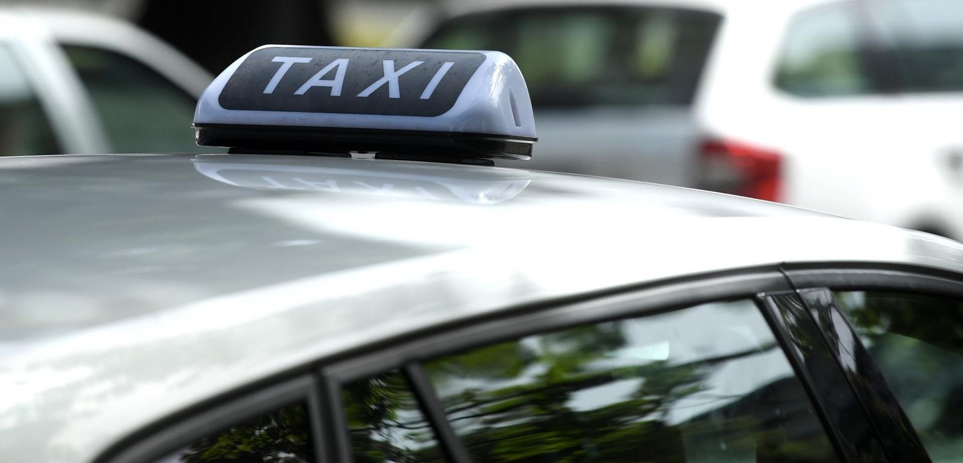 15.06.2018., Zagreb - Prema novom zakonu koji je stupio na snagu  28.05.2018.g. Uberova vozila moraju biti oznacena taxi oznakama - oznakom na krovu i bocnim oznakama s natpisom Taxi. Natpis na krovu je ispisan bijelim slovima na crnoj podlozi, a novost je da partner vozaci Ubera mogu koristiti brze trake jer su sada u kategoriji taksista.  
Photo: Marko Lukunic/PIXSELL