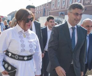Andrej Plenković i Gabrijela Žalac na svečanom mimohodu Vinkovačkih jeseni 16.09.2018., Vinkovci - Svecani mimohod 53. Vinkovackih jeseni i revija konjskih zaprega odrzana je u centru Vinkovaca. Andrej Plenkovic, Gabrijela Zalac  Photo: Davor Javorovic/PIXSELL