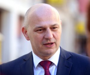 Šibenik: Mislav Kolakušić družio se s građanima i pozivao ih na učlanjenje 16.11.2018., Sibenik - 
Predsjednik udruge Antikorupcija Mislav Kolakusic druzio se s gradjanima Sibenika pozivajuci ih na uclanjenje u gradjansku inicijativu koju je nedavno pokrenuo s ciljem pocetka organizirane borbe protiv korupcije na svim razinama.
Photo: Dusko Jaramaz/PIXSELL