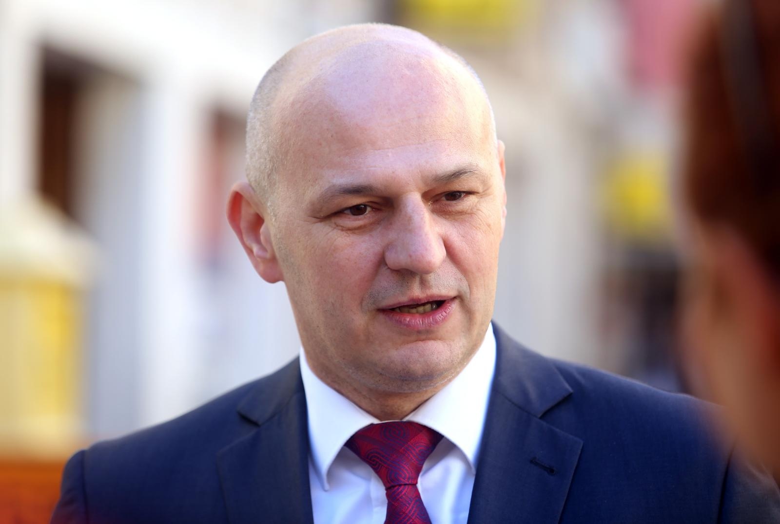 Šibenik: Mislav Kolakušić družio se s građanima i pozivao ih na učlanjenje 16.11.2018., Sibenik - 
Predsjednik udruge Antikorupcija Mislav Kolakusic druzio se s gradjanima Sibenika pozivajuci ih na uclanjenje u gradjansku inicijativu koju je nedavno pokrenuo s ciljem pocetka organizirane borbe protiv korupcije na svim razinama.
Photo: Dusko Jaramaz/PIXSELL