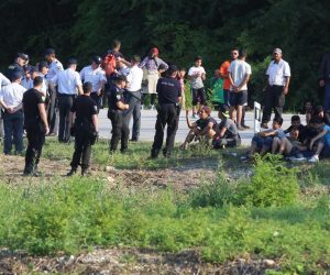 18.06.2018.,  Velika Kladusa - Migranti cekaju na granicnom prijelazu Velika Kladusa - Maljevac gdje su stigli iz Velike Kladuse u BiH jer ih hrvatska policija ne pusta preko granice.
Photo: Matija Habljak/PIXSELL