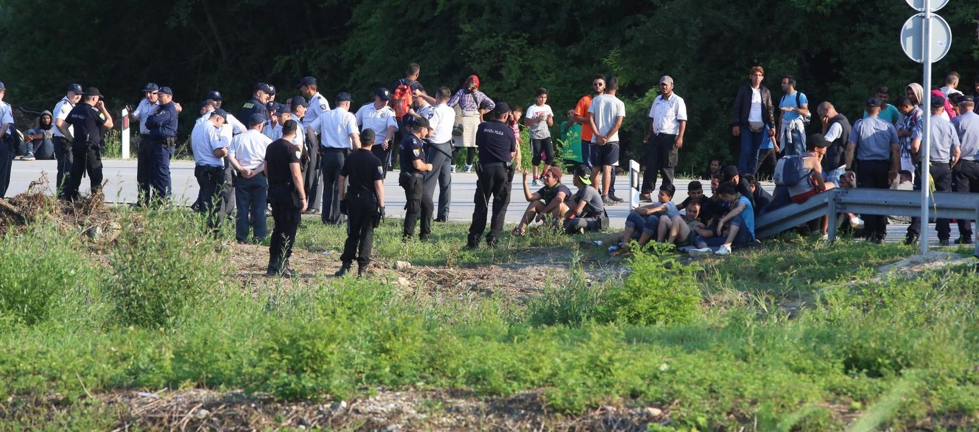 18.06.2018.,  Velika Kladusa - Migranti cekaju na granicnom prijelazu Velika Kladusa - Maljevac gdje su stigli iz Velike Kladuse u BiH jer ih hrvatska policija ne pusta preko granice.
Photo: Matija Habljak/PIXSELL
