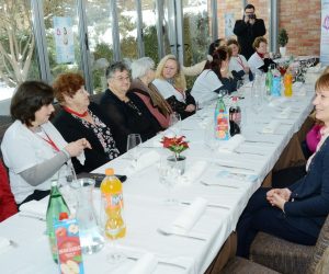 Sisak: Predstavljena postignuća u projektu Zaželi - Program zapošljavanja žena 18.12.2018., Sisak - Voditeljica Gradjanske inicijative "Moj grad Sisak" Dasa Poredos Lavor predstavila je ostvarena postignuca u projektu Zazeli program ZENA-zelim edukacijom nastaviti aktivnosti. Prije prezentacije urucena su uvjerenja o osposobljavanju za njegovateljicu starijih osoba zaposlenicima ovog Projekta. Photo: Nikola Cutuk/PIXSELL