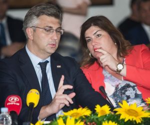 20.07.2018., Vinkovci - Premijer Andrej Plenkovic i clanovi Vlade u Vinkovcima su odrzali 5. sjednicu Savjeta za Slavoniju, Baranju i Srijem, na kojoj su potpisani ugovori za projekte na podrucju Viroviticko-podravske, Pozezko-slavonske, Brodsko-posavske, Osjecko-baranjske te Vukovarsko-srijemske zupanije, ukupne vrijednosti 1,3 milijardi kuna. Andrej Plenkovic, Gabrijela Zalac 
Photo: Davor Javorovic/PIXSELL