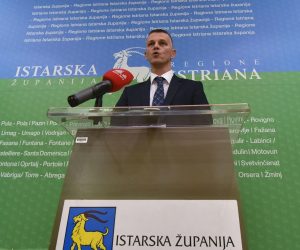 20.12.2017., Pula - Istarski zupan Valter Flego danas je odrzao tradicionalno druzenje s novinarima u prostorijama Istarske zupanije gdje se osvrnuo na rad ali i prestojece planove vezane za razvoj Istarske zupanije 
Photo: Dusko Marusic/PIXSELL
