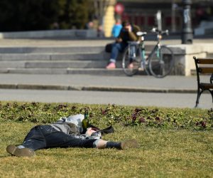 Zagreb: Odmor na travnjaku ispred HNK u zagrljaju boce Pelinkovca 21.02.2019., Zagreb - Osoba lezi na travnjaku ispred Hrvatskog narodnog kazalista uz bocu Pelinkovca.
Photo: Marko Lukunic/PIXSELL