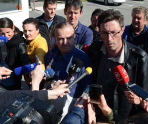 21.03.2019., Pula - Kao sto je bilo i najavljeno strajkaski odbor Uljanika odrzao je kratku konferenciju za medije ispred upravne zgrade, iznio zahtjev i nakon toga je varioc Rade Stankovic zavario celicni obruc na ulaznu portu i time je zapoceo strajk u brodogradilistu Uljanik. Sve porte Uljanika bit ce danas zavarene. Boris Cerovac.
Photo: Dusko Marusic /PIXSELL