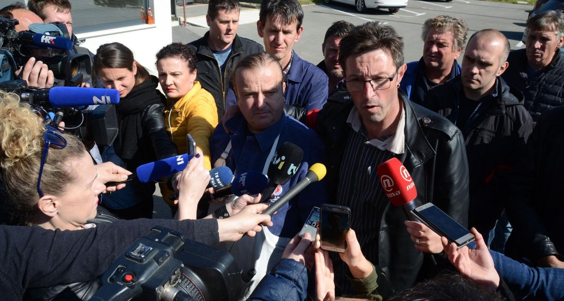 21.03.2019., Pula - Kao sto je bilo i najavljeno strajkaski odbor Uljanika odrzao je kratku konferenciju za medije ispred upravne zgrade, iznio zahtjev i nakon toga je varioc Rade Stankovic zavario celicni obruc na ulaznu portu i time je zapoceo strajk u brodogradilistu Uljanik. Sve porte Uljanika bit ce danas zavarene. Boris Cerovac.
Photo: Dusko Marusic /PIXSELL