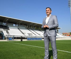 Zagreb: HNS predao obnovljeni hibridni travnjak u Kranjčevićevoj na korištenje Lokomotivi 21.09.2018., Zagreb - Predstavnici Hrvatskog nogometnog saveza predali su obnovljeni hibridni travnjak u Kranjcevicevoj na koristenje Nogometnom klubu Lokomotiva. Marijan Kustic. 

Photo: Marko Lukunic/PIXSELL
